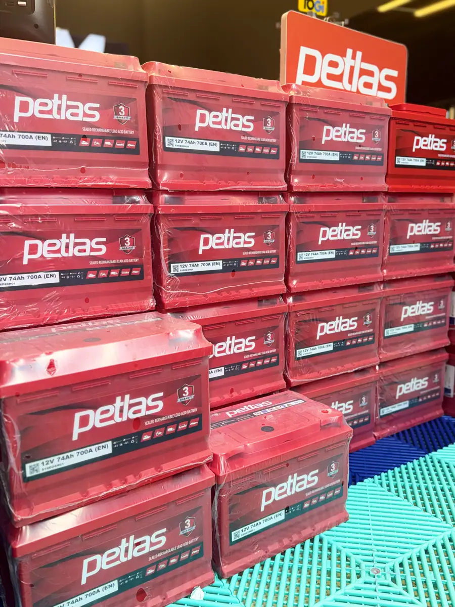 Dükkânda istiflenmiş Petlas aküler